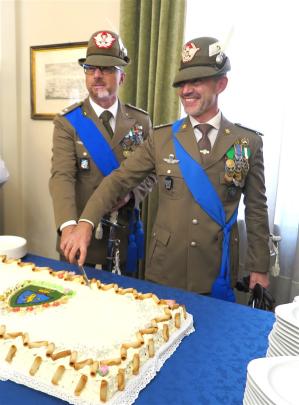 Taglio della torta con i due gen. Fontana e Colussi