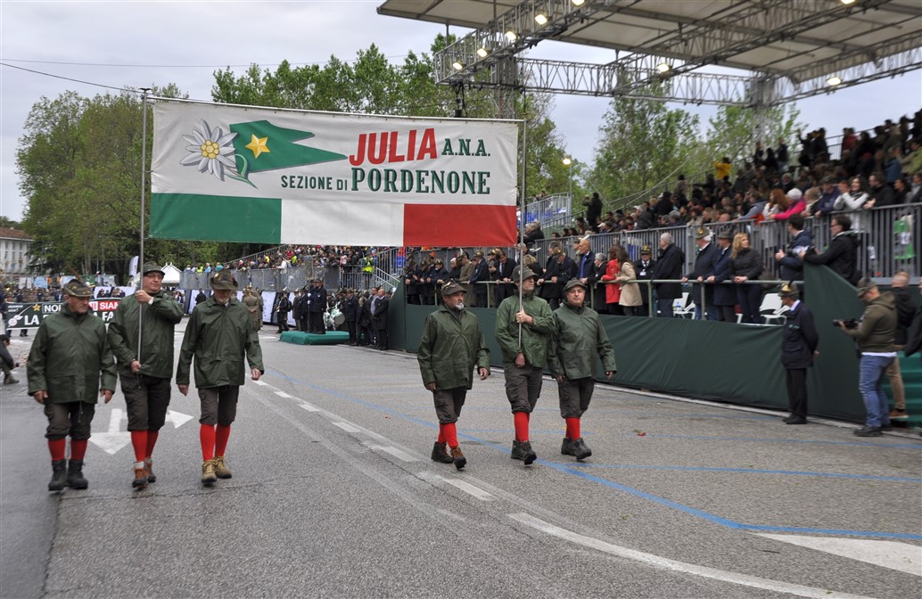 Un ufficiale dell'esercito appunta una medaglia al petto di un uomo in  divisa del partito fascista - Archivio storico Istituto Luce